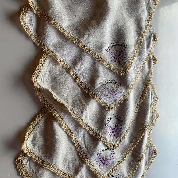Elegant set of 6 hand embroidered natural linen cloth napkins with crochet edge - Picture 6 of 7